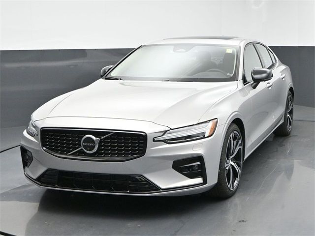 2024 Volvo S60 Plus Dark Theme