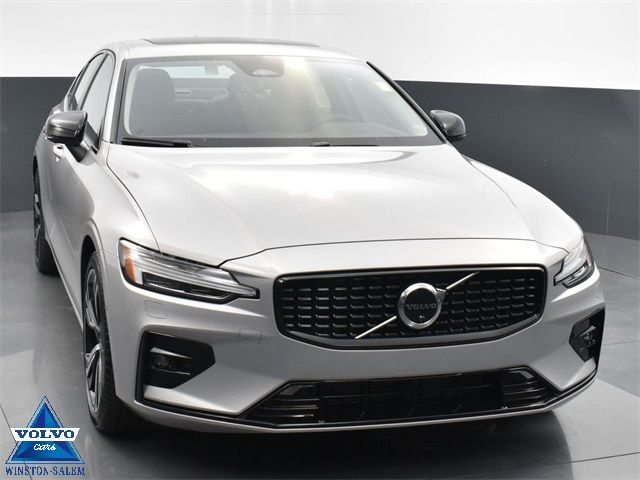 2024 Volvo S60 Plus Dark Theme