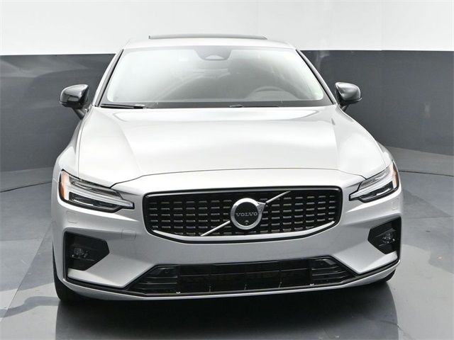 2024 Volvo S60 Plus Dark Theme