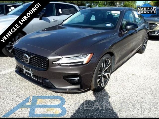 2024 Volvo S60 Plus Dark Theme