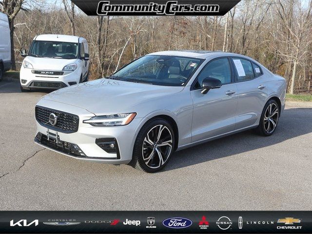 2024 Volvo S60 Plus Dark Theme