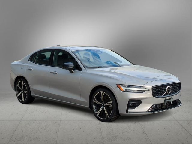 2024 Volvo S60 Plus Dark Theme