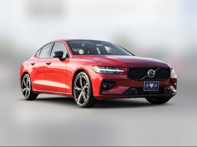 2024 Volvo S60 Plus Dark Theme