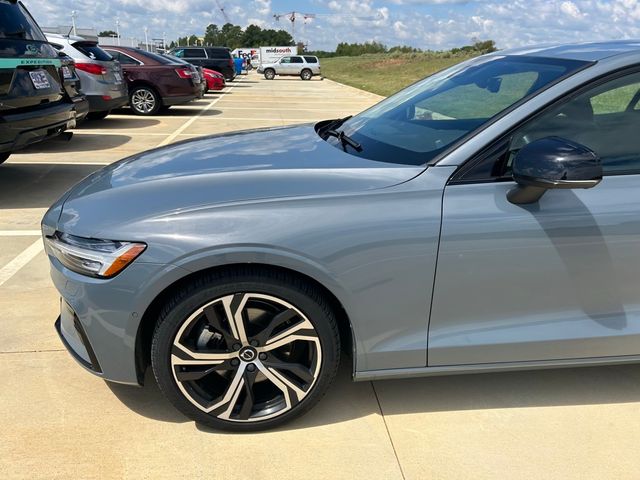 2024 Volvo S60 Plus Dark Theme