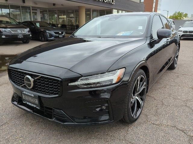 2024 Volvo S60 Plus Dark Theme