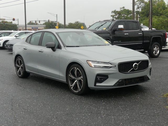 2024 Volvo S60 Plus Dark Theme