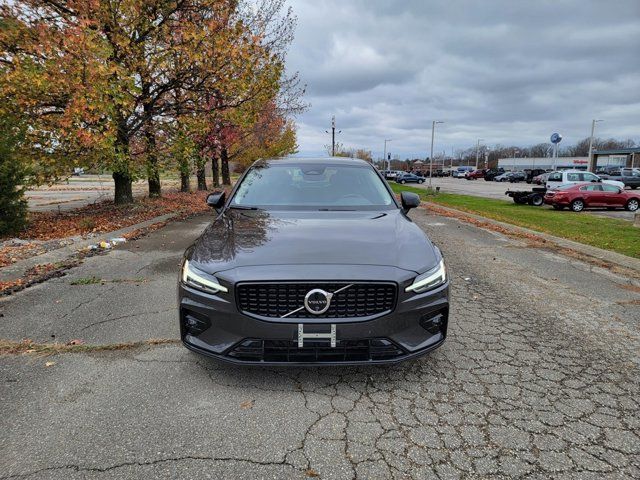 2024 Volvo S60 Plus Dark Theme