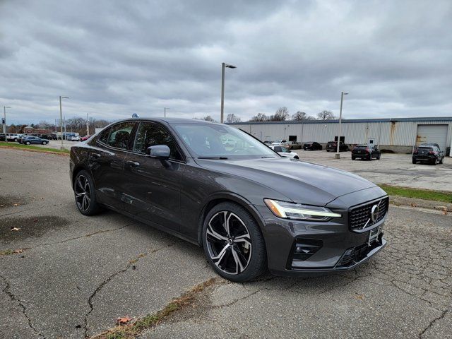 2024 Volvo S60 Plus Dark Theme