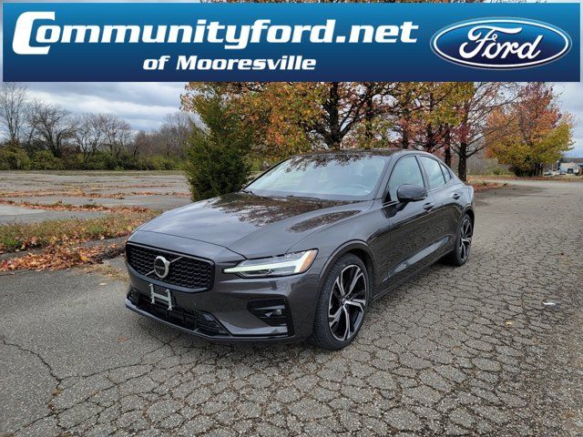 2024 Volvo S60 Plus Dark Theme