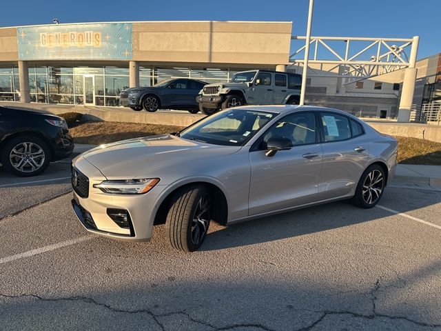 2024 Volvo S60 Plus Dark Theme