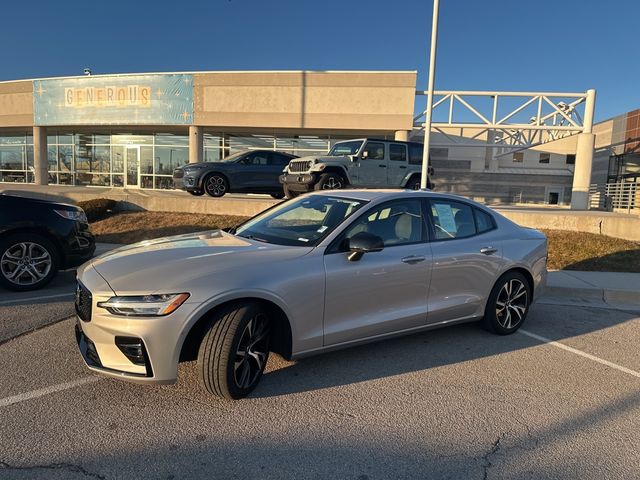 2024 Volvo S60 Plus Dark Theme