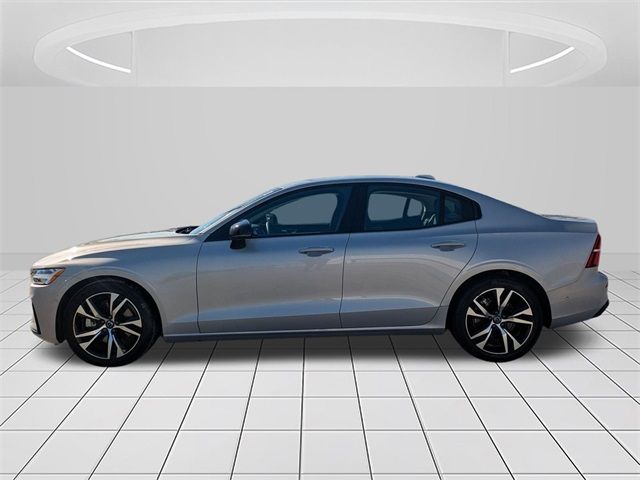 2024 Volvo S60 Plus Dark Theme