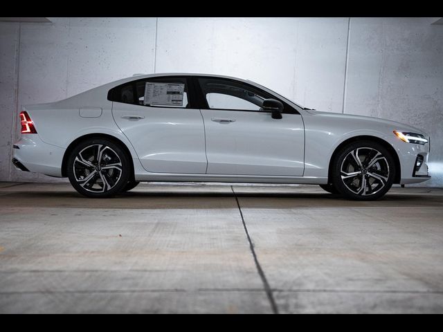 2024 Volvo S60 Plus Dark Theme