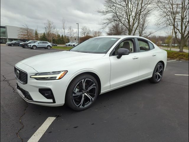 2024 Volvo S60 Plus Dark Theme