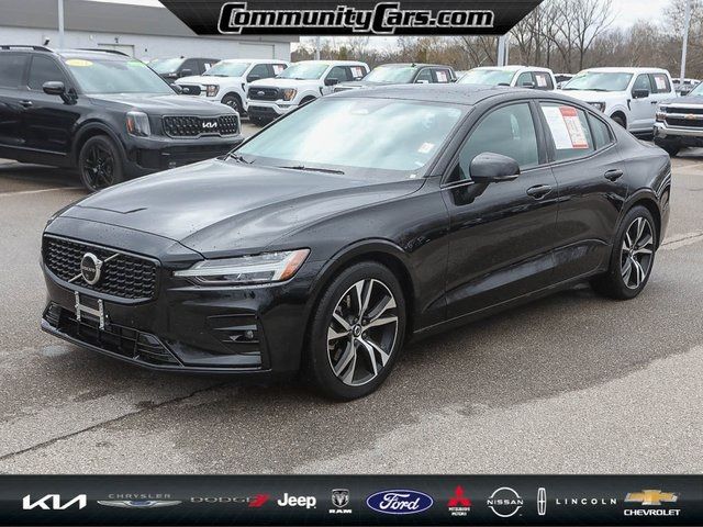 2024 Volvo S60 Plus Dark Theme