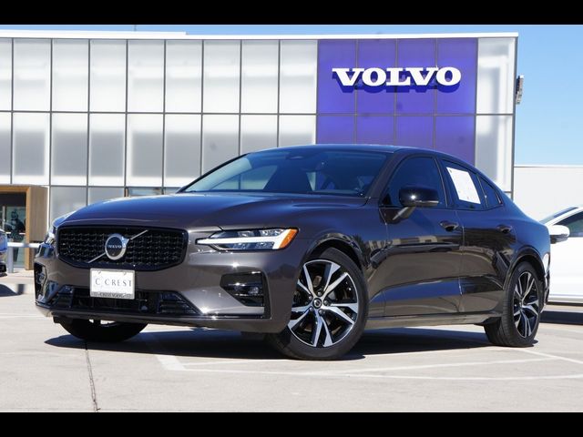 2024 Volvo S60 Plus Dark Theme