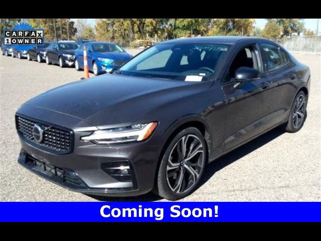 2024 Volvo S60 Plus Dark Theme