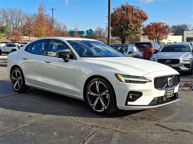 2024 Volvo S60 Plus Dark Theme