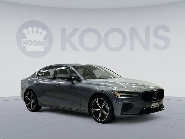 2024 Volvo S60 Plus Dark Theme