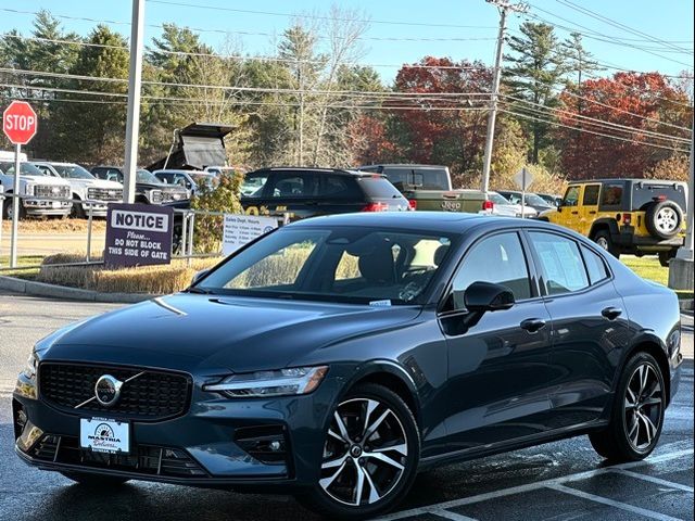 2024 Volvo S60 Plus Dark Theme