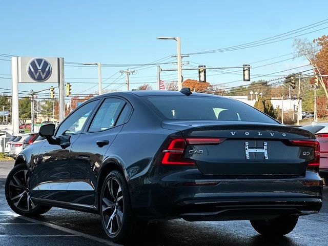 2024 Volvo S60 Plus Dark Theme