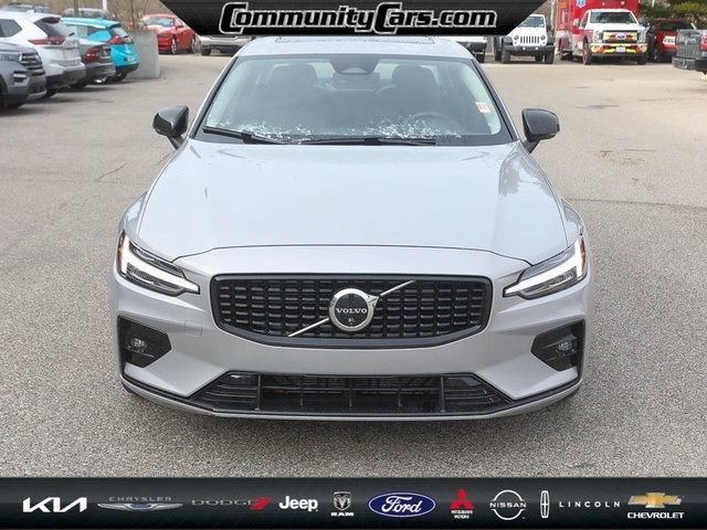 2024 Volvo S60 Plus Dark Theme