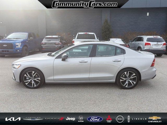 2024 Volvo S60 Plus Dark Theme