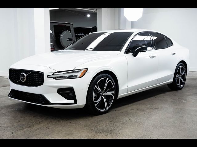 2024 Volvo S60 Plus Dark Theme