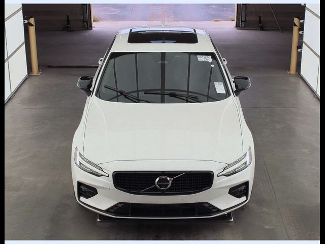 2024 Volvo S60 Plus Dark Theme