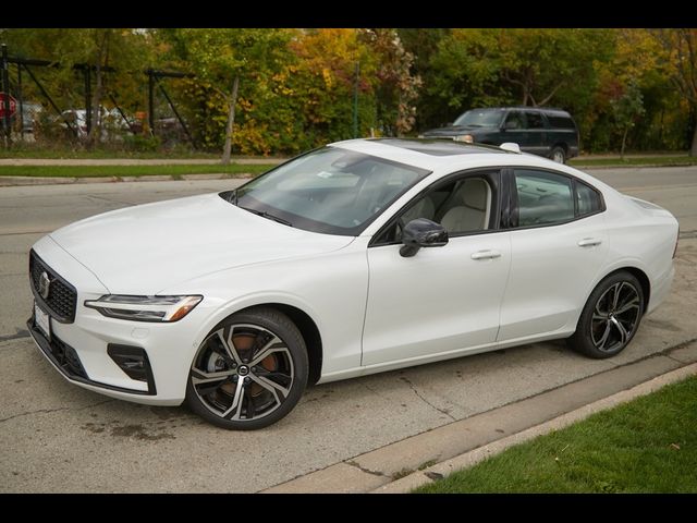 2024 Volvo S60 Plus Dark Theme