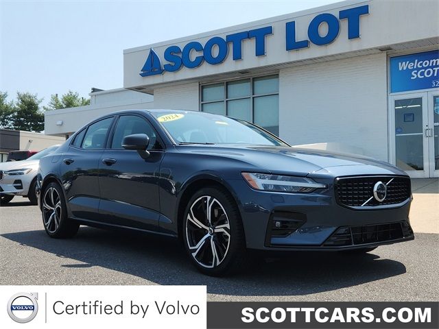 2024 Volvo S60 Plus Dark Theme