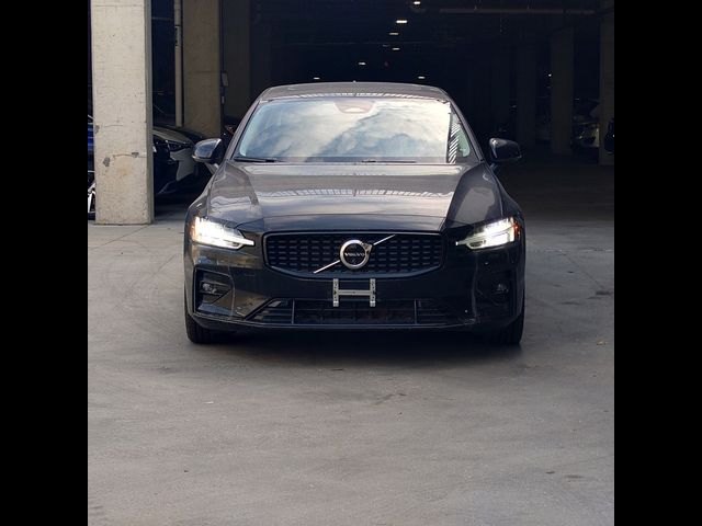 2024 Volvo S60 Plus Dark Theme