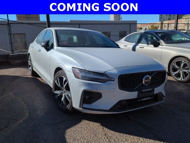 2024 Volvo S60 Plus Dark Theme