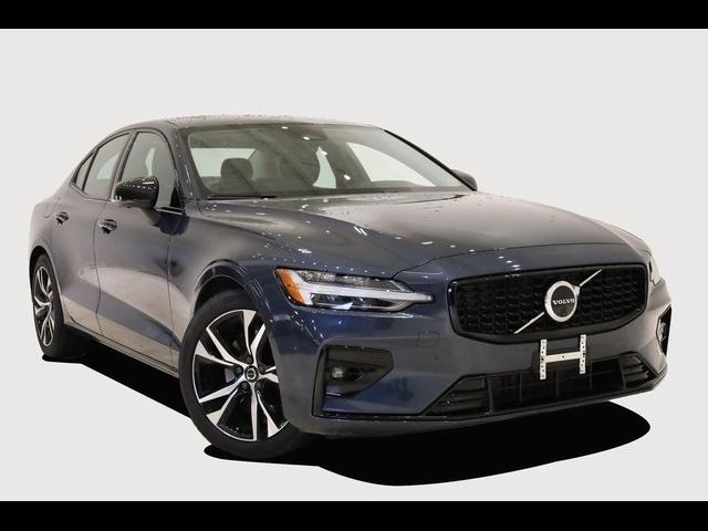 2024 Volvo S60 Plus Dark Theme