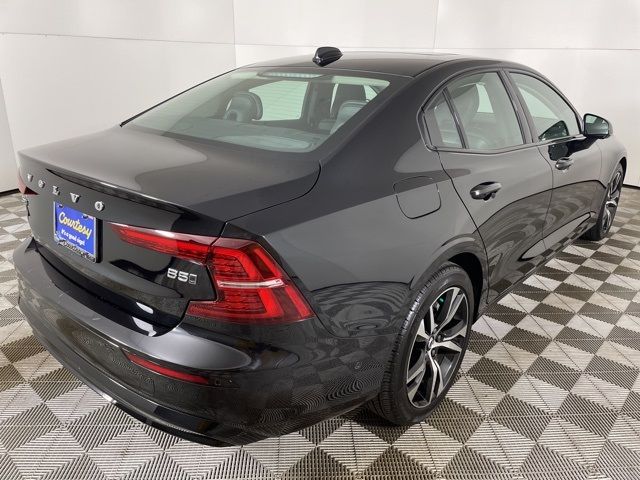 2024 Volvo S60 Plus Dark Theme