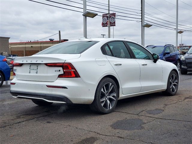 2024 Volvo S60 Plus Dark Theme