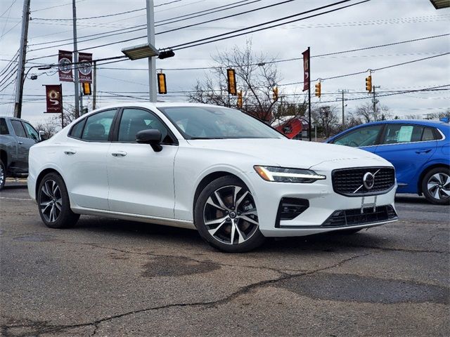 2024 Volvo S60 Plus Dark Theme