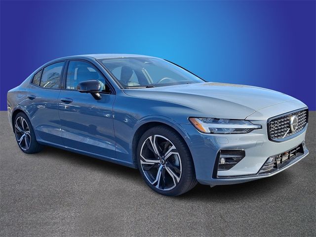 2024 Volvo S60 Plus Dark Theme