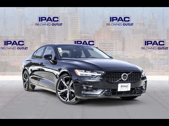 2024 Volvo S60 Plus Dark Theme