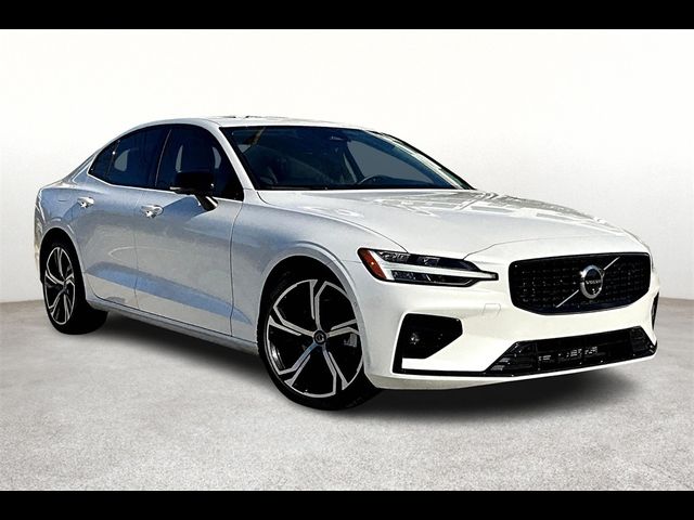 2024 Volvo S60 Plus Dark Theme