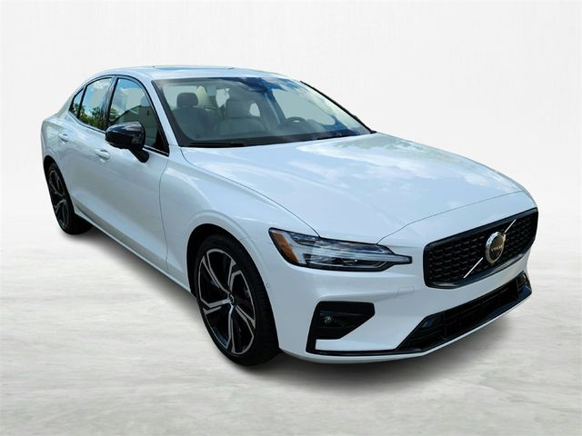 2024 Volvo S60 Plus Dark Theme