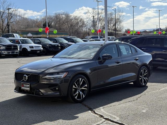 2024 Volvo S60 Plus Dark Theme