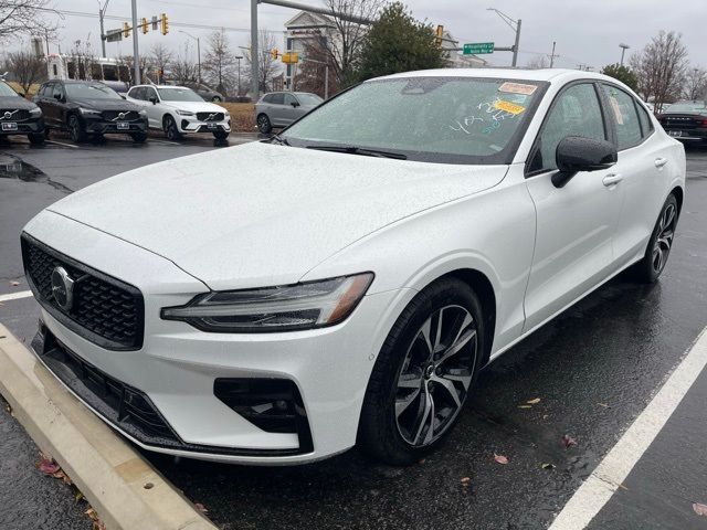 2024 Volvo S60 Plus Dark Theme