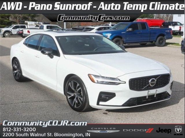 2024 Volvo S60 Plus Dark Theme