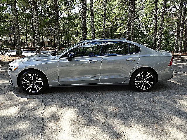 2024 Volvo S60 Plus Dark Theme