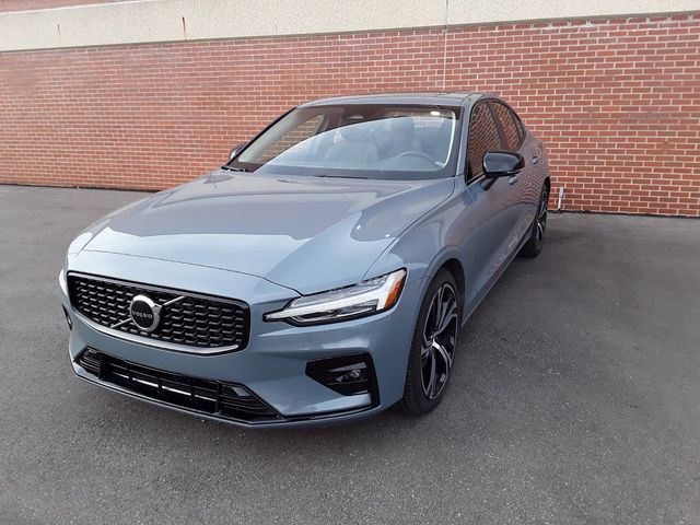 2024 Volvo S60 Core Dark Theme