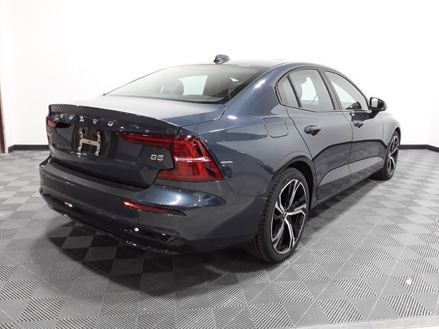 2024 Volvo S60 Core Dark Theme