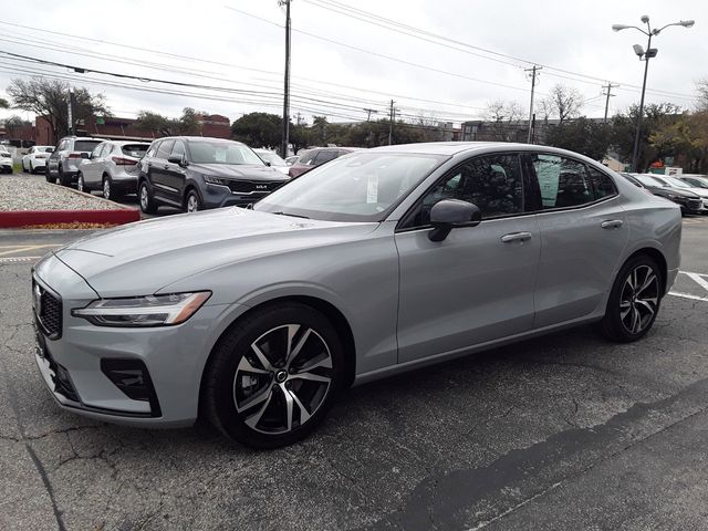 2024 Volvo S60 Core Dark Theme