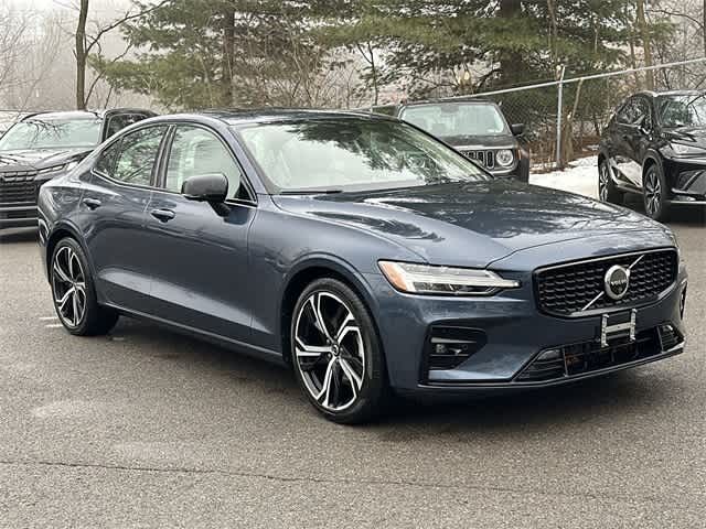 2024 Volvo S60 Plus Dark Theme