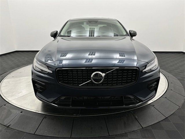 2024 Volvo S60 Core Dark Theme